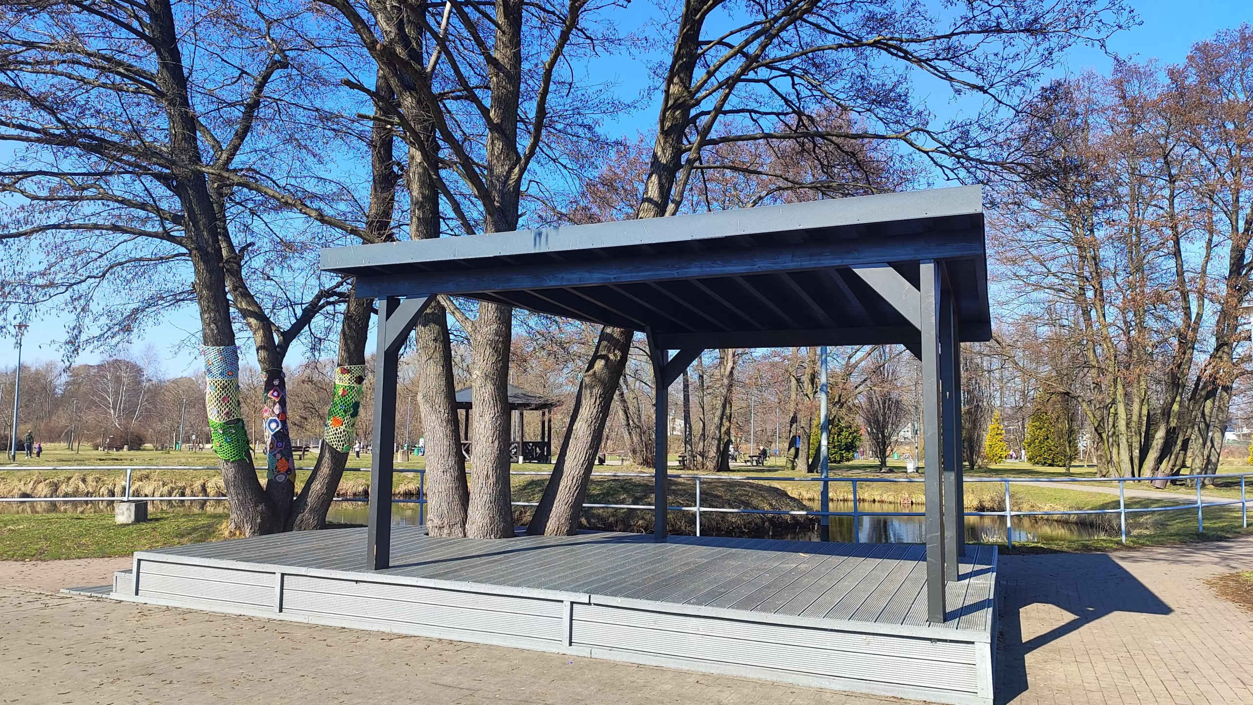 Scena z ławkami w Redzie