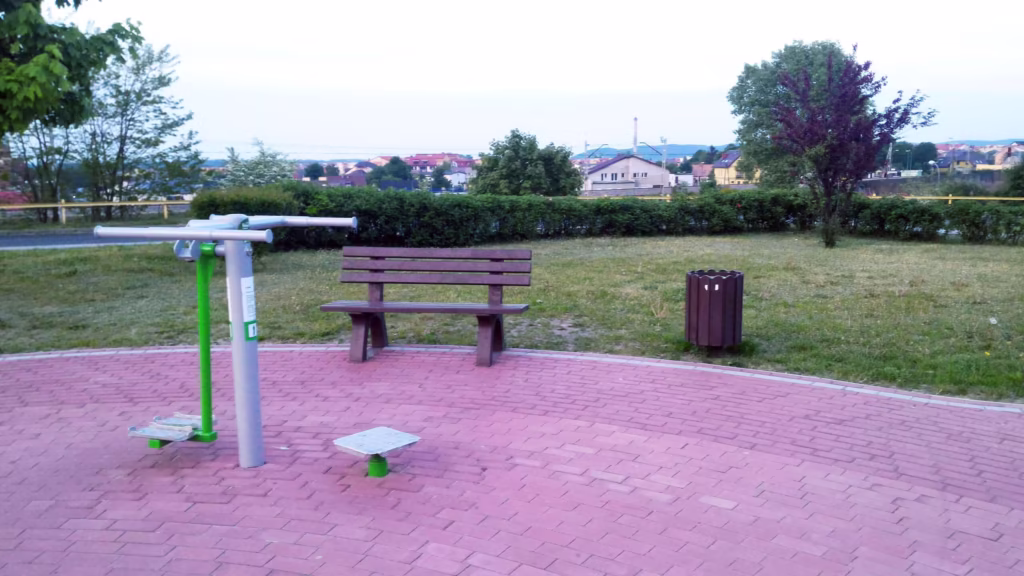 hanimat.pl miejskie lawki i kosze na smieci przy silowni w redzie marianowo 1 Miejskie ławki i kosze na śmieci przy siłowni w Redzie Marianowo