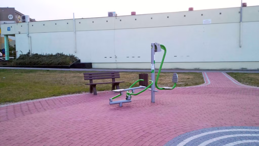 hanimat.pl miejskie lawki i kosze na smieci przy silowni w redzie marianowo Miejskie ławki i kosze na śmieci przy siłowni w Redzie Marianowo