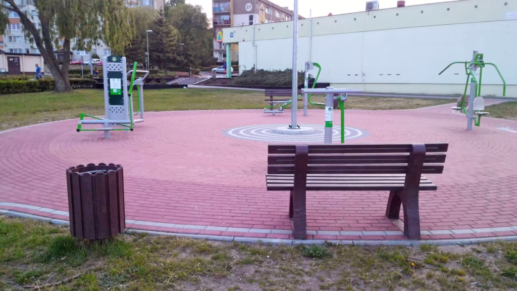 hanimat.pl miejskie lawki i kosze na smieci przy silowni w redzie marianowo 7 Miejskie ławki i kosze na śmieci przy siłowni w Redzie Marianowo