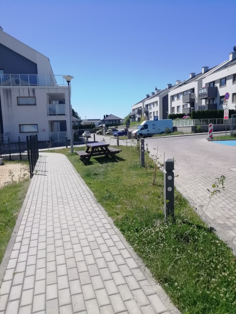 IMG 20250701 120354 Zestaw piknikowy i słupki miejskie na Osiedlu Remoda w Redzie