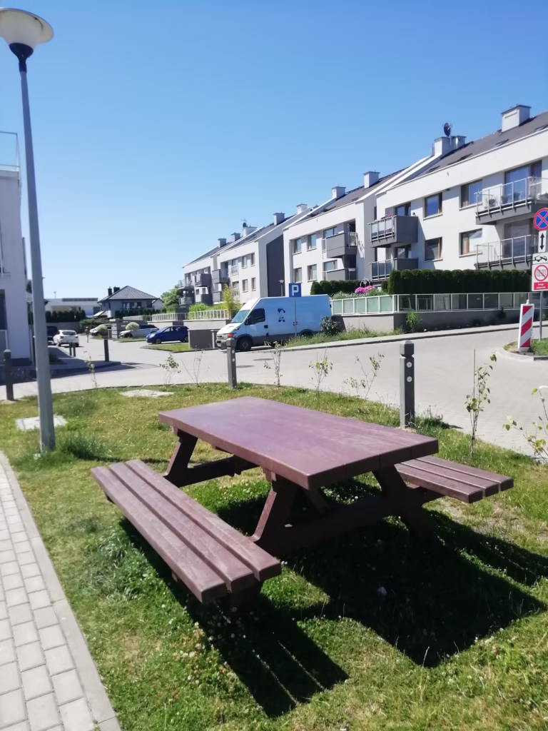 IMG 20250701 120405 Zestaw piknikowy i słupki miejskie na Osiedlu Remoda w Redzie