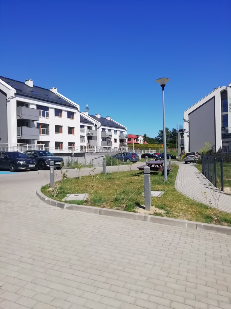 IMG 20250701 120431 Zestaw piknikowy i słupki miejskie na Osiedlu Remoda w Redzie