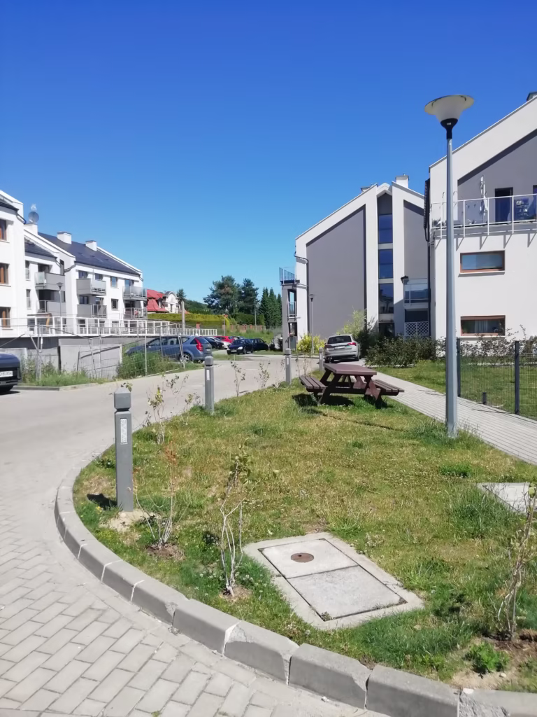 IMG 20250701 120438 Zestaw piknikowy i słupki miejskie na Osiedlu Remoda w Redzie