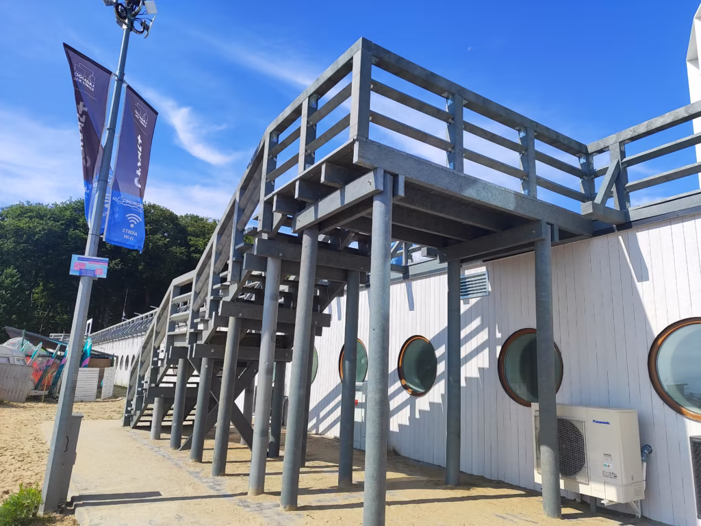 IMG 20250718 095350 Schody prowadzące do restauracji na Zielonym Mostku w Pucku