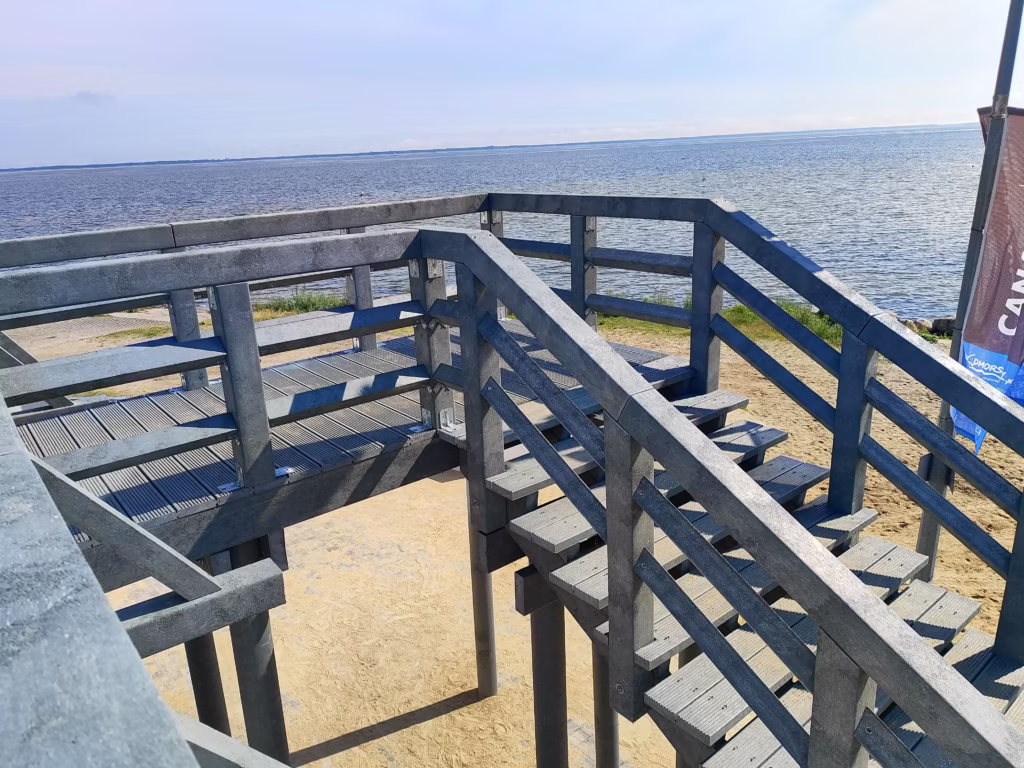 IMG 20250718 095702 Schody prowadzące do restauracji na Zielonym Mostku w Pucku