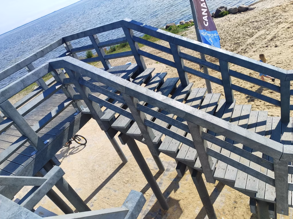 IMG 20250718 095708 Schody prowadzące do restauracji na Zielonym Mostku w Pucku