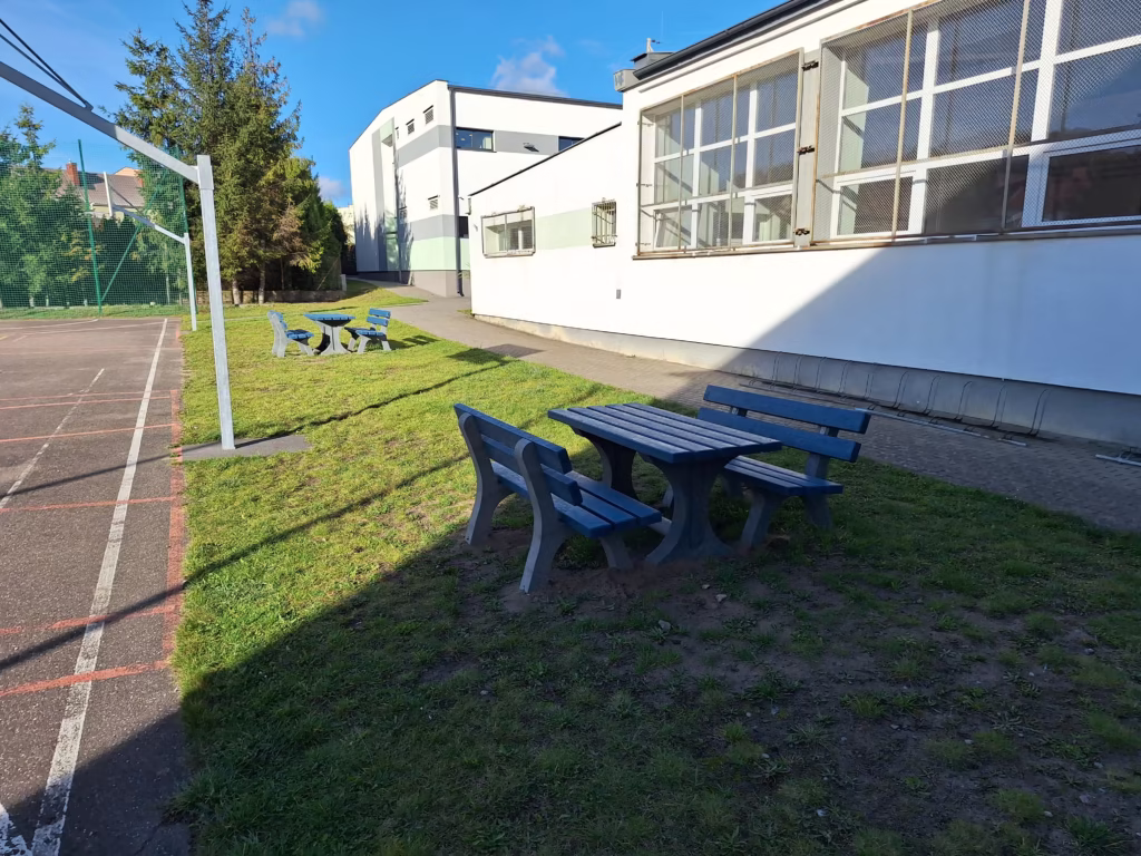 20251013 100226 Ławki i stoły w Zespole szkolno-przedszkolnym nr 2 w Redzie