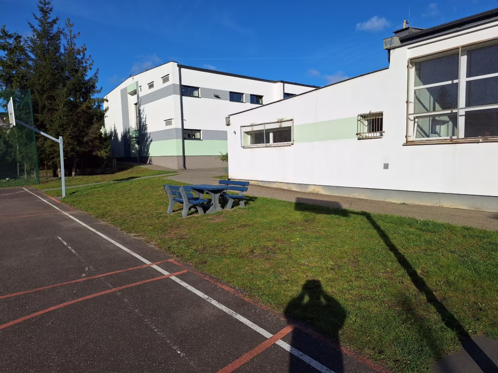 20251013 100238 Ławki i stoły w Zespole szkolno-przedszkolnym nr 2 w Redzie