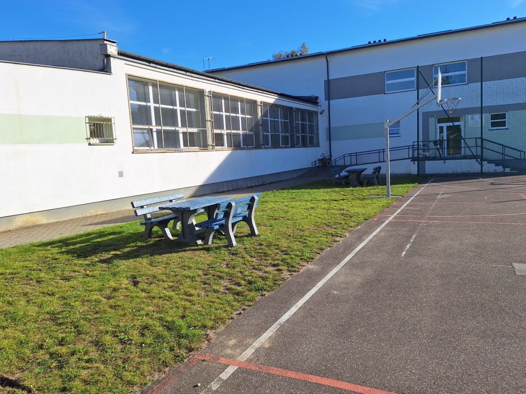 20251013 100306 Ławki i stoły w Zespole szkolno-przedszkolnym nr 2 w Redzie