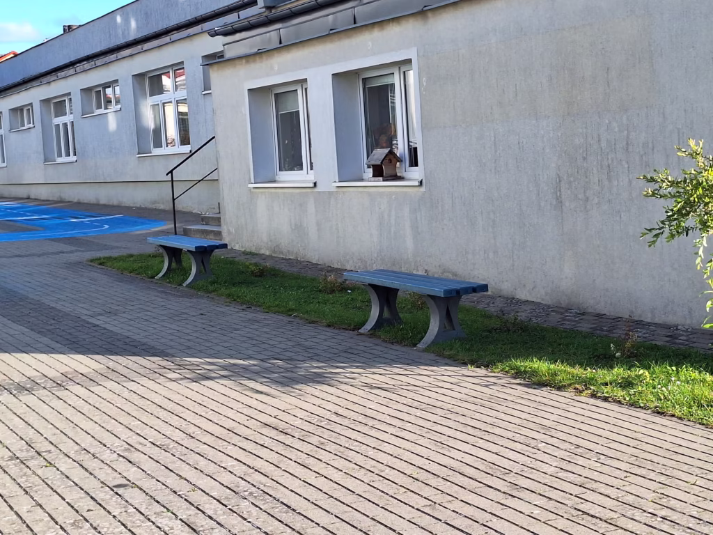 20251013 100320 Ławki i stoły w Zespole szkolno-przedszkolnym nr 2 w Redzie