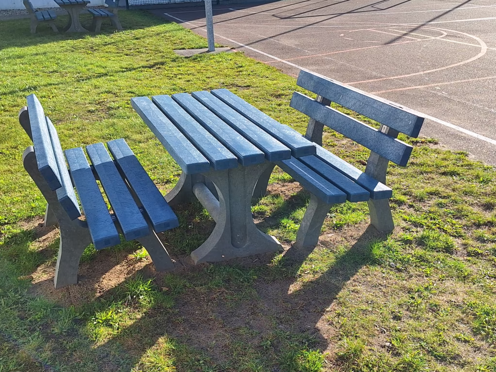 20251013 100346 Ławki i stoły w Zespole szkolno-przedszkolnym nr 2 w Redzie