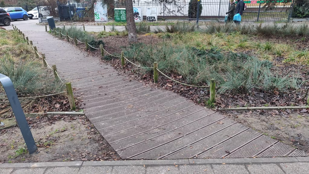 IMG 20251218 123226 1 Ścieżki w parku "Skwer Bohaterskiego Mariupola"