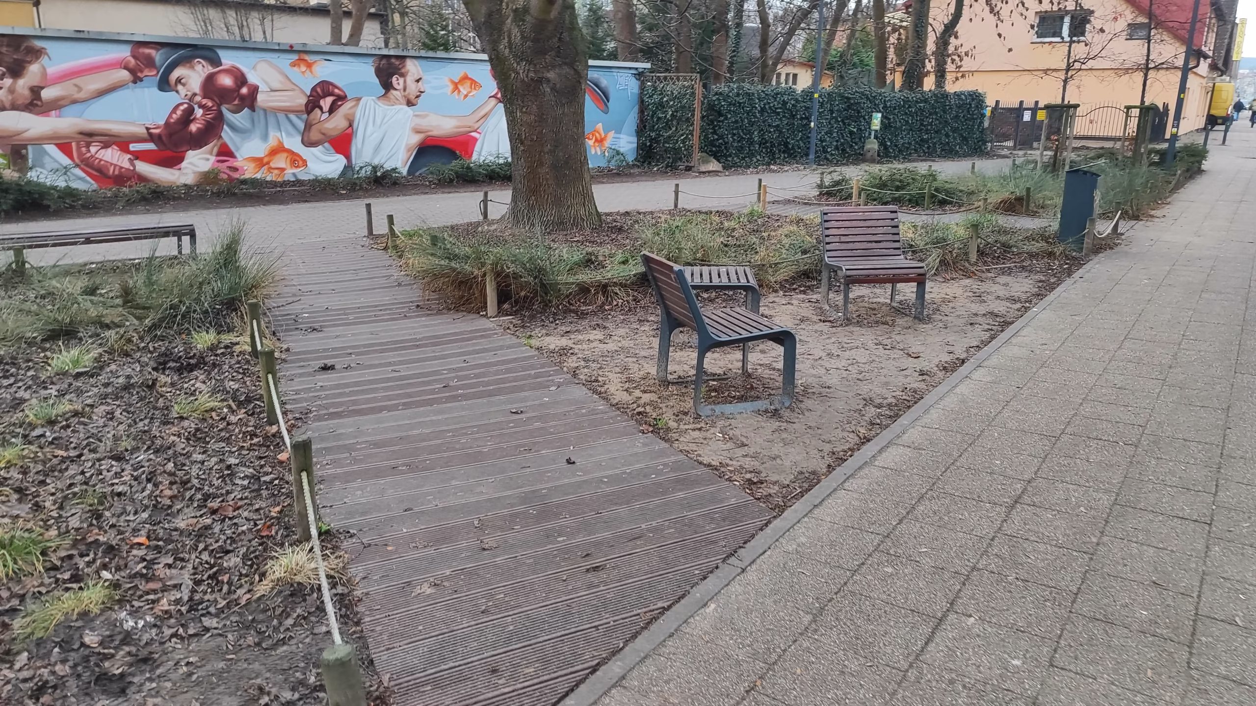 Ścieżki w&nbsp;parku “Skwer Bohaterskiego Mariupola”