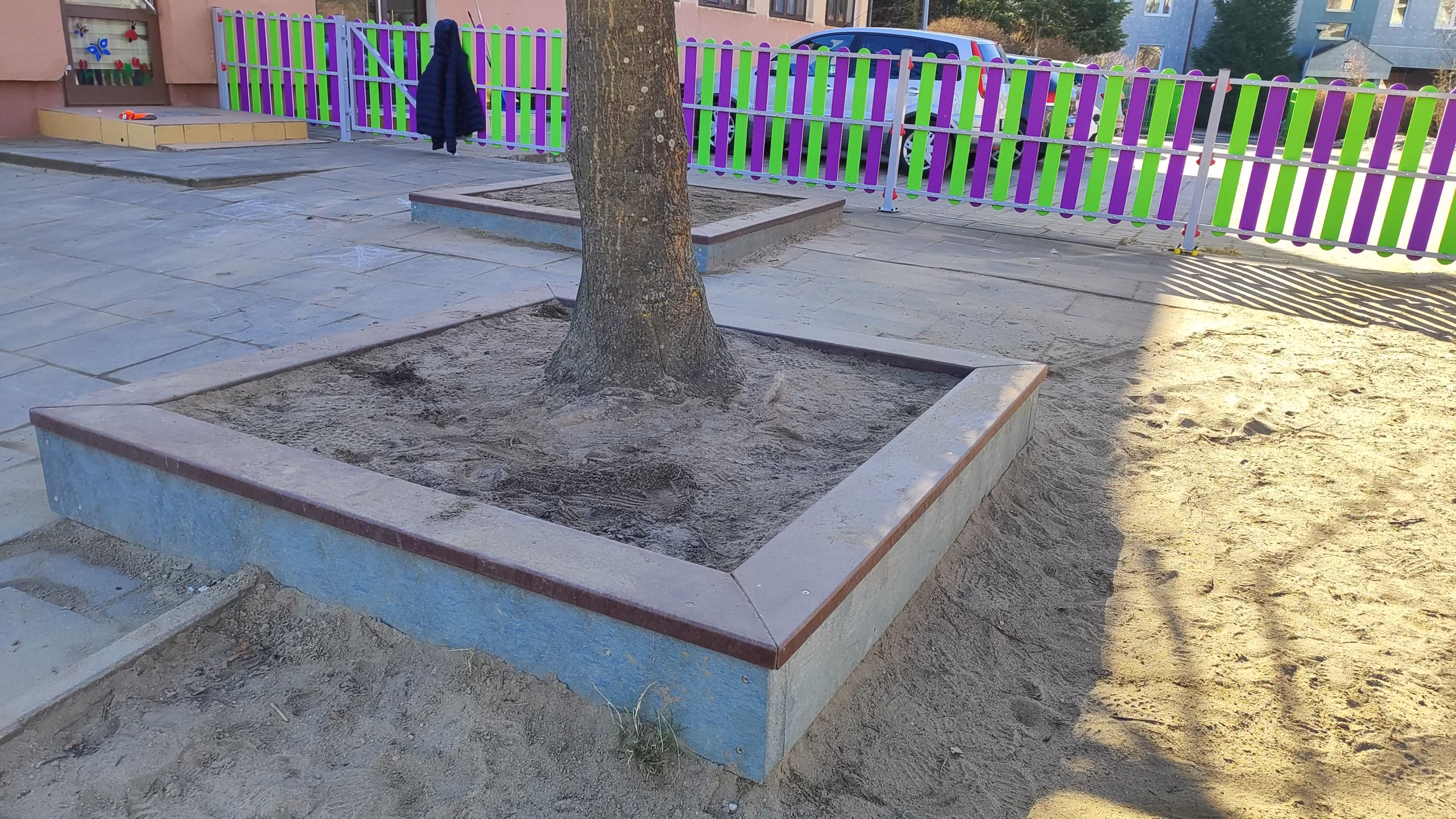 Zagospodarowanie terenu wraz z&nbsp;zabezpieczeniem korzeni drzew w&nbsp;formie siedzisk przy przedszkolu w&nbsp;Gdańsku