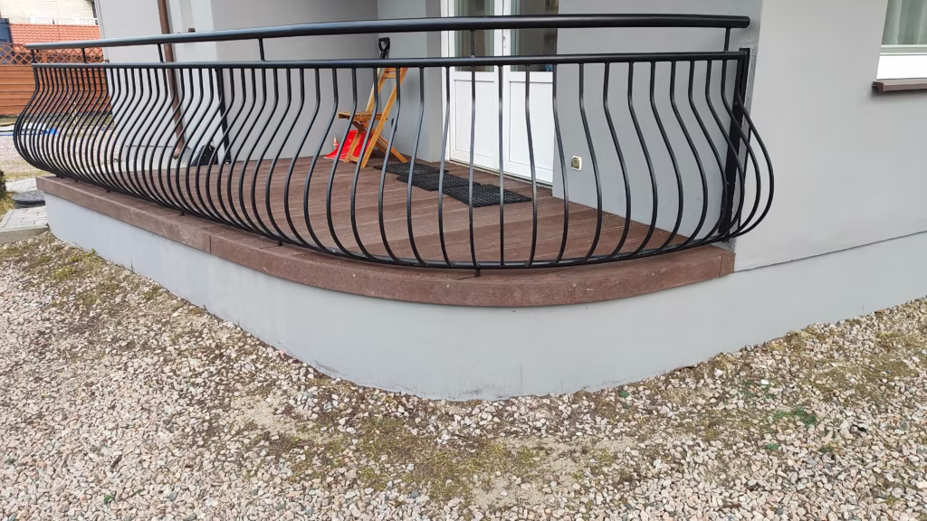 IMG 20260311 090544 1 Taras i schody przy budynku mieszkalnym