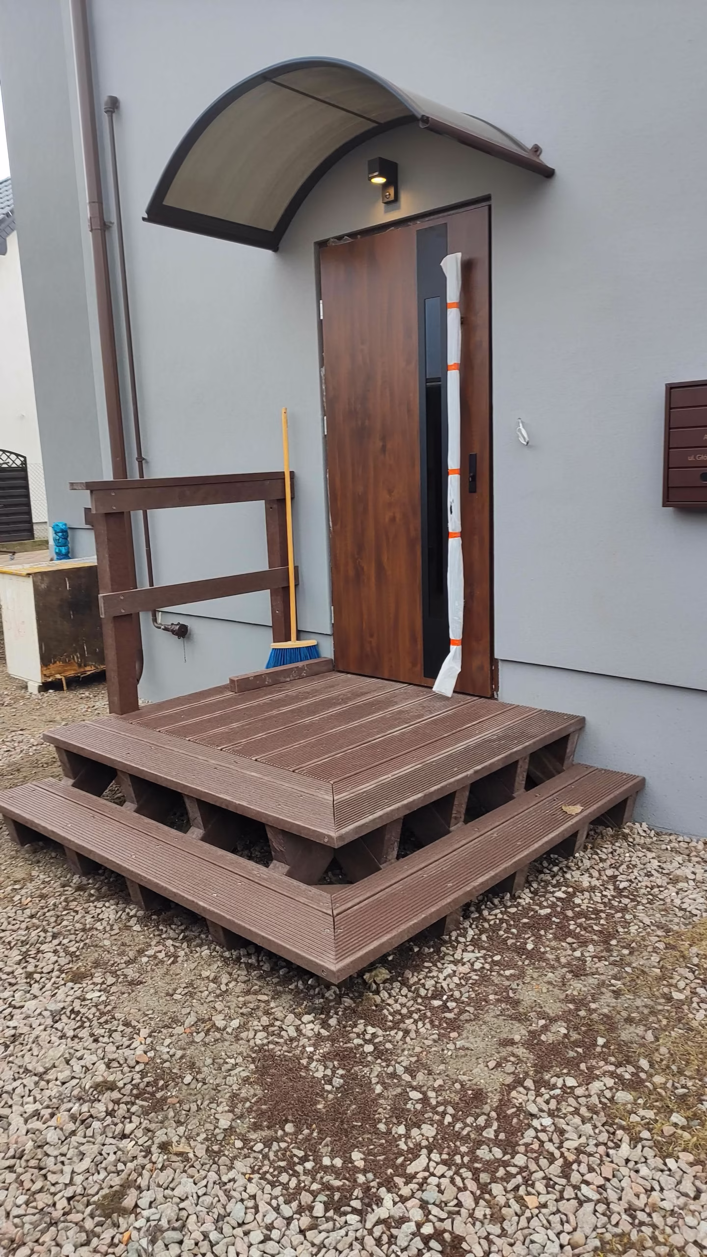 Taras i&nbsp;schody przy budynku mieszkalnym